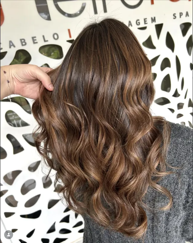 Balayage em cabelo longo ondulado