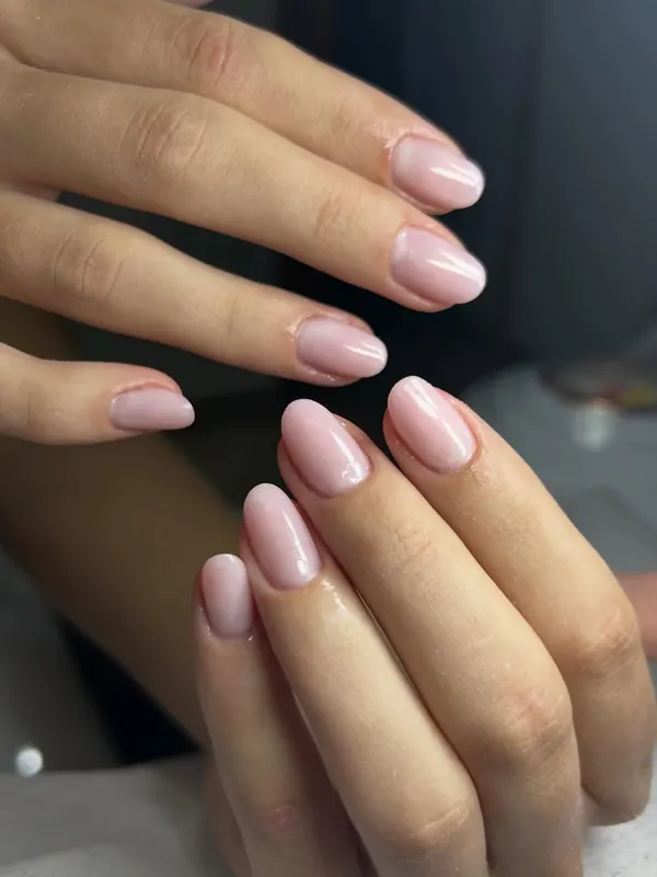 Manicure em tom nude, unhas em formato amendoado