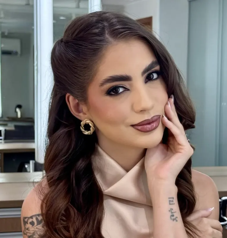 Maquiagem para evento, com pele iluminada e olhos esfumados